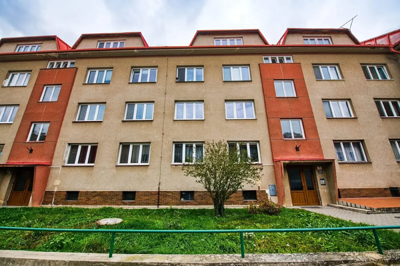 starší bytový dům před revitalizací fasády